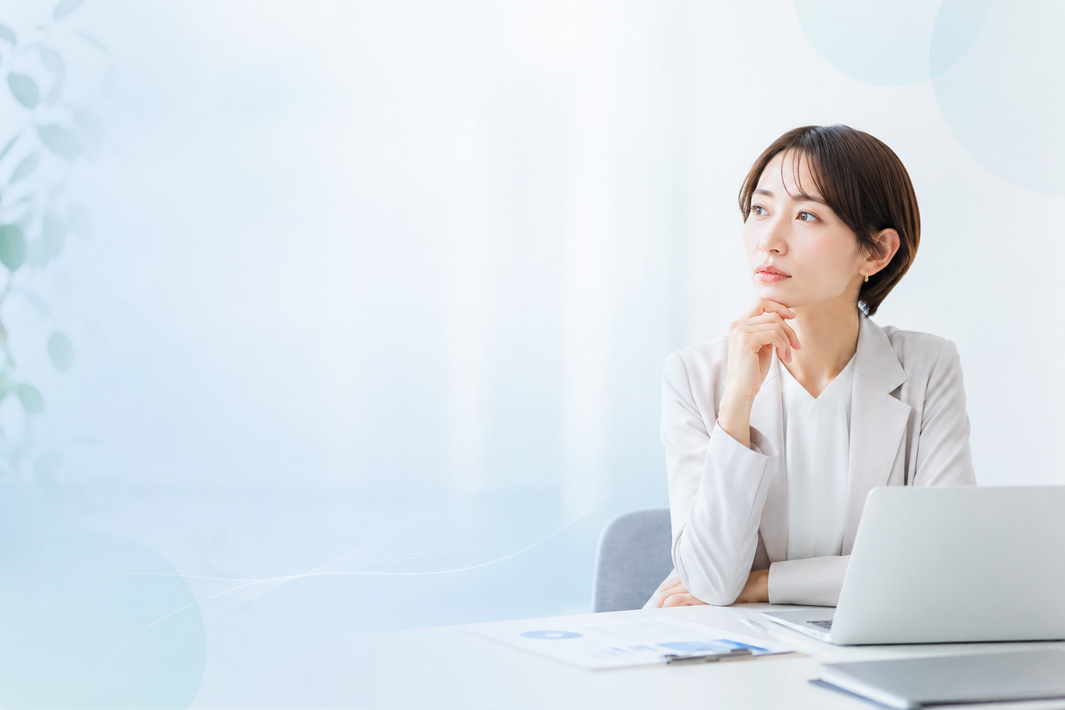 採用について考える女性