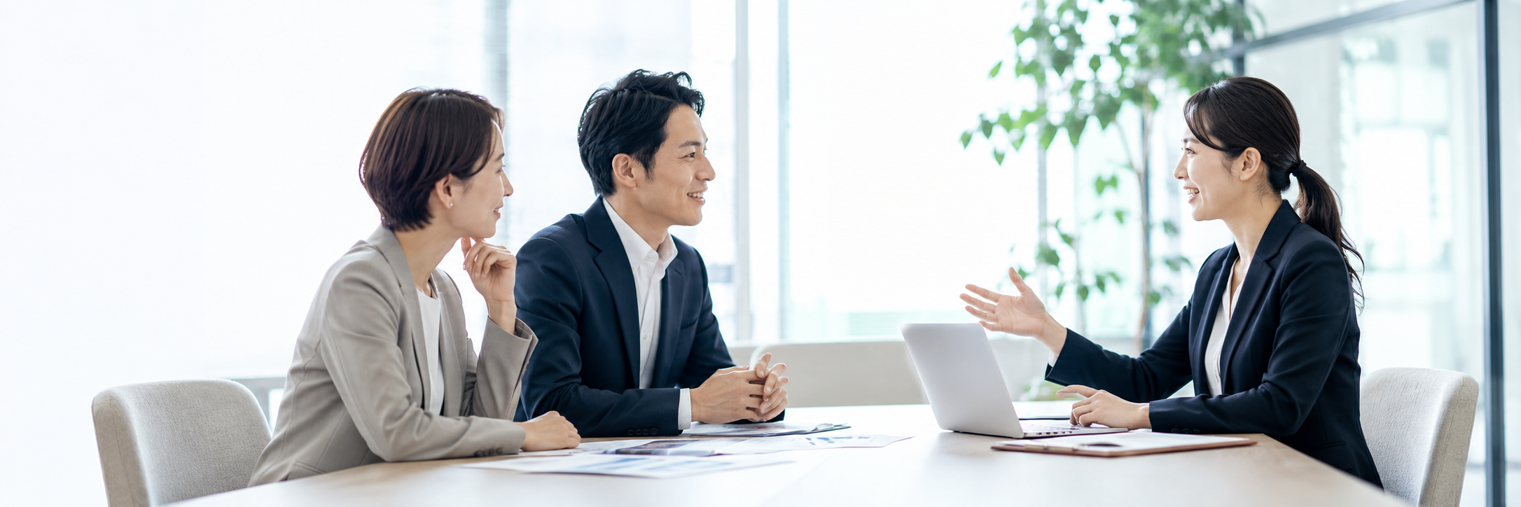 採用課題のヒアリングから求人原稿制作まで伴走型で支援する打ち合わせ風景